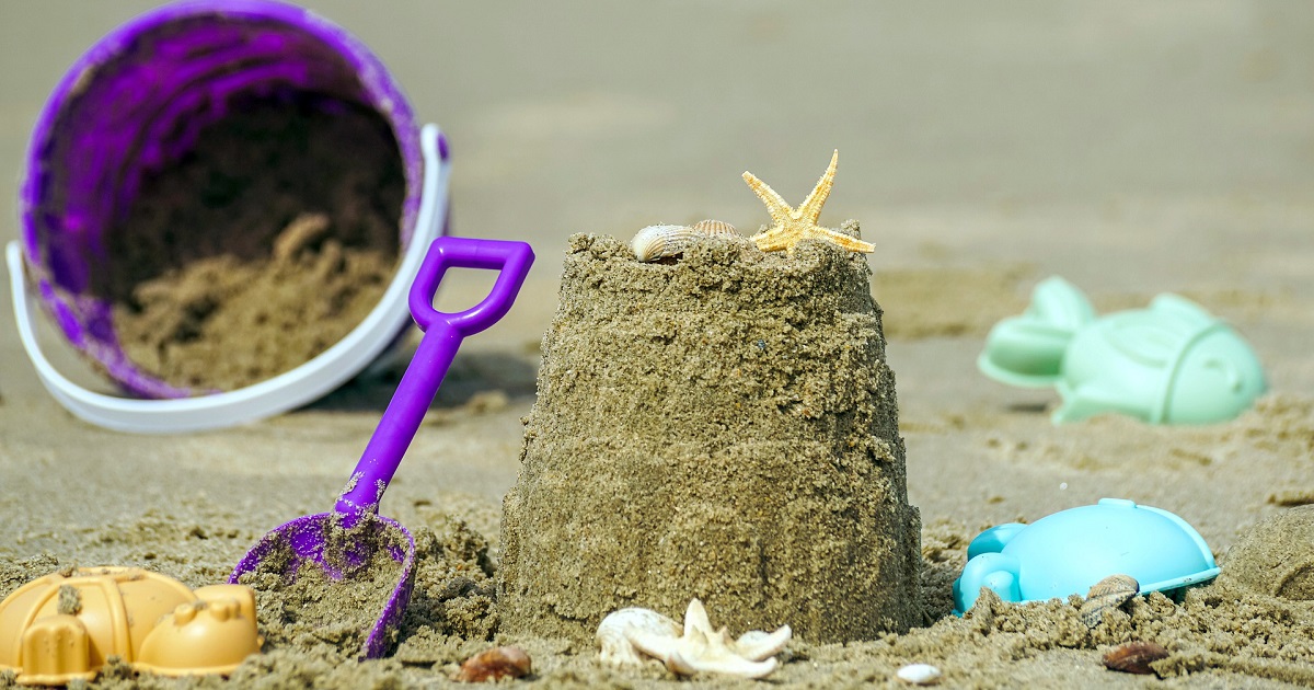 砂場に置いてある砂遊び用のおもちゃ